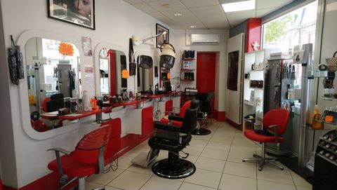 Fonds de commerce salon de coiffure mixte , barbier , esthétique , idéalement situé à Soissons avec ses deux vitrines en axe très passant aux multiples possibilités de stationnement gratuits. Fonds comprenant la clientèle , les agencements et install...