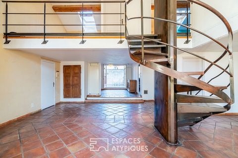 Located in the heart of the sought-after district of La Roquette, this duplex resulting from the renovation and division of a former private mansion has a surface area of 116m2 increased by a terrace. Its flamed terracotta slab floors, its ashlar wal...