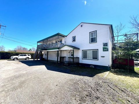Profitable 5plex very well located, close to services, public transport and Highway 50. You will find 4 1-bedroom appartment and 1 2-bedroom appartment. Annual income of $45,588, all rented unheated and unlit. Great potential for optimization! INCLUS...