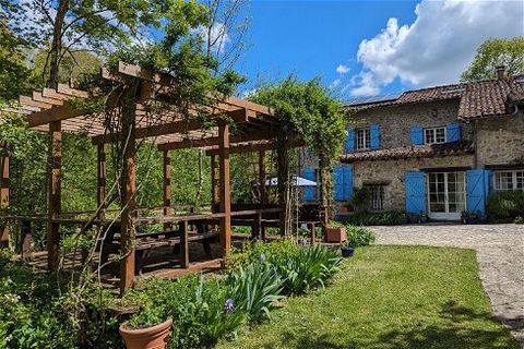 30 minutes from Foix and 10 minutes from the bastide of Serou, In an exceptional setting, on the banks of the river, discover this charming property made up of an old mill, a renovated individual barn and a private apartment. With 2.5 hectares of woo...