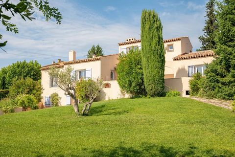 In a secure residence, the house of approximately 246 m2 is located on a plot of 2000 m2 with swimming pool (6 x 11m).These lovely family Provencal house is composed as follows:Ground level: A large living room with a lounge side with fireplace, a di...
