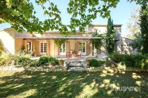VOUSAMOI invites you to discover this pretty 8-room house with a surface area of 230 m2, built on a plot of 2020 m², at the foot of the famous village of Lourmarin. Completely renovated in 2022, this house harmoniously combines the charm of Provençal...