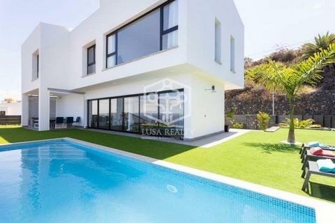 Luxury oasis in Santa Ursula! Exclusive detached house with 3 bedrooms and private pool. For sale in the exclusive area of Santa Úrsula, surrounded by high standing villas and houses with incredible panoramic views to the sea, mountains and neighbour...