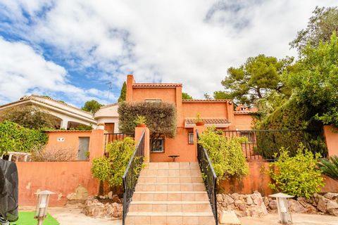 Charmante villa in de urbanisatie San Miguel in Náquera, in een rustige omgeving, met buren en een spectaculair uitzicht. Deze villa is perfect voor gezinnen die op zoek zijn naar een gezellig en functioneel huis in een bevoorrechte natuurlijke omgev...