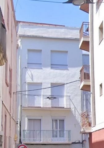 Building for sale in the centre of El Vendrell. It consists of 3 floors of 68m2 and 63m2 useful, and a premises of 174m2. The flats have two double bedrooms and one single bedroom, washbasin with shower, separate kitchen, laundry area and balcony. Th...