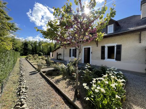 Discover this Béarnaise residence dating from 1878, nestled in a green setting of 939 m2. Located in a peaceful and rural area of Bizanos, it is only 5 minutes from the city center of PAU. Spread over 2 levels, it consists on the ground floor of a li...