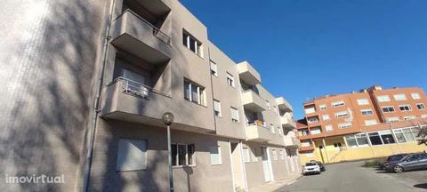 Apartamento T2 com uma área total de 110 m2, situado em Esmoriz, distrito de Aveiro. Zona com boas acessibilidades, com proximidade às principais estradas. O imóvel está localizado em zona residencial calma. Apartamento situado no 2º piso em prédio c...