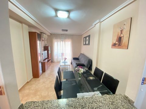 Appartement in Torrevieja Playa del Cura, 64 m. oppervlakte, 450 m. van het strand, een tweepersoonskamer en een eenpersoonskamer, een badkamer, woning in goede staat, ingerichte keuken, op het westen. Het is gelegen in de beste buurt van Torrevieja,...