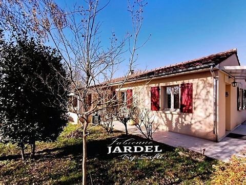 Fabienne Jardel offers you exclusively a single storey house of approximately 112 m² of living space, it is located 6 km from Proissans and 12 km from Sarlat on a plot of 1,407 m² with trees with a garden area, a garage and several shelters as well. ...