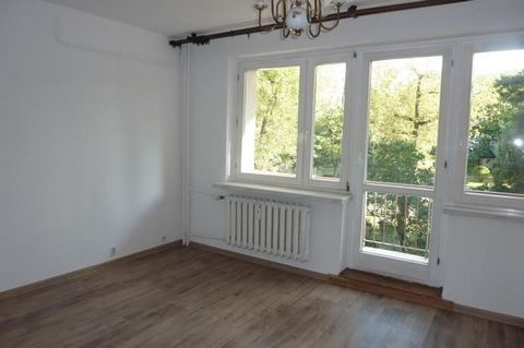 RESERVATION We offer for sale a three-room apartment with an area of 53m2, located in Legionowo, on the Piaski estate. First floor in a 4-storey block. The premises are neat and clean. In the apartment: hall with wardrobe, furnished, bright kitchen, ...