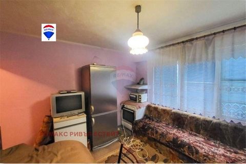 RE/MAX offers you an apartment for sale in the area of Danube Bridge. The apartment has an area of 40 sq. meters, and is situated on the third floor of a total of five. It has two air conditioners, replaced PVC windows and a new V and K installation....