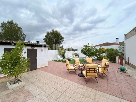 Detached house in the Club Montroig urbanization. The house of 162m2 is distributed between three double bedrooms, bathroom, independent equipped kitchen and large living-dining room with access to an enclosed porch to be able to enjoy it all year ro...