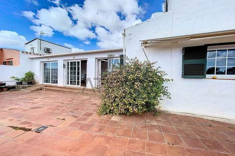 Townhouse for sale, of rustic style, with 120m2 on a plot of 209m2, located in an area surrounded by countryside, with the advantage of being only 3 minutes by car from Es Castell and 5 minutes from Mahón. It is part of a small rustic complex of 6 to...