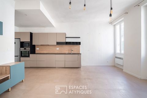 Located in the Opera district in the immediate vicinity of the old port, this apartment is located on the 2nd floor of a three-window building in Marseille and has a surface area of 64m2. The parquet flooring, the high ceilings and the through aspect...