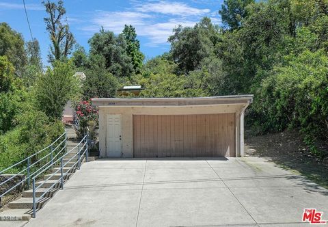 Presenting an ideally located 3BD/2BA south of Ventura blvd situated on a 12,160 sq ft lot in prime Sherman Oaks. The spacious living room with fireplace is filled with light, offers views of the mountains and leads you into the large formal dining r...