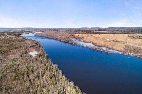 Welcome to Chemin Des Outaouais, a picturesque address that offers an incredible opportunity for those seeking the perfect waterfront building lot. Located in a gated community of like-minded owners, this vacant land is now available for sale, allowi...