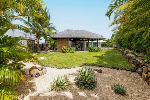 Deze luxe villa nodigt u uit om te genieten van een uitzonderlijke levensstijl aan de westkust van ons eiland. Ideaal gelegen op slechts 800 meter van de lagune en omgeven door de majestueuze berg Tourelle, biedt het een adembenemend uitzicht en gema...