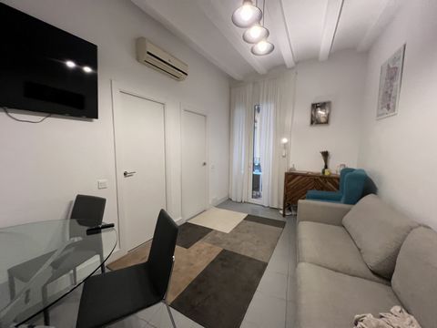 Completely renovated apartment in the Born area. In a renovated building without elevator from 1900. We find 57m2 distributed in a living room, with access to a balcony that overlooks the street. Two double bedrooms, two singles, separate kitchen, an...