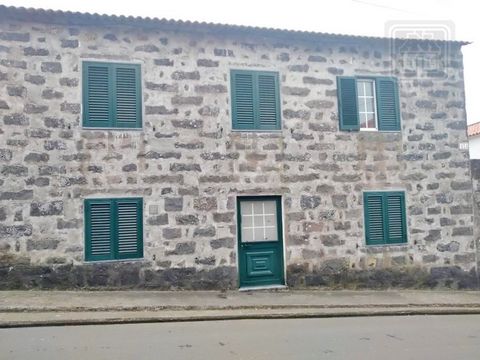 Detached single-family house of type T3, consisting of 2 floors, set in a plot of land with 800 m², located in the parish of Feteira, municipality of Horta, Faial Island. The ground floor consists of kitchen, storage, bedroom, bathroom and attached g...