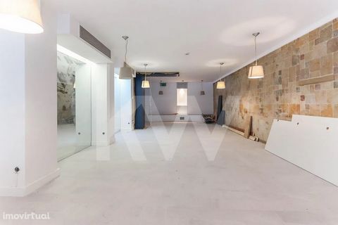 TRESPASSE: 399.000€ with defined monthly income. Excellent investment opportunity in this restaurant space fully equipped and prepared to receive customers! With a total area of 548m2, divided into 3 floors, this space is located on one of the busies...