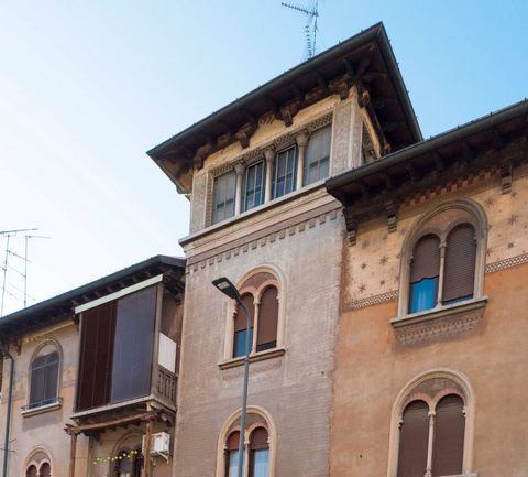 Tweekamerappartement te koop in Milaan via Panfilo Nuvolone - Viale Carlo Espinasse. Het appartement is gelegen op de derde en laatste verdieping van het gebouw, er is geen lift. Een karakteristieke houten trap, vanaf de tweede verdieping begeleidt o...