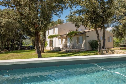 Provence property, south Luberon. 35 minutes from Aix en Provence and its TGV station. 10 minutes from Lourmarin. Delightful property located in a very popular area between the village of Lauris and Puget. Built on a plot of 4200 m2, fully enclosed a...