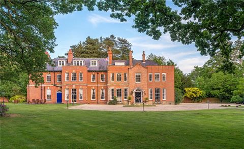 A fantastic opportunity to embark upon a splendid country lifestyle in the grand residence of Woodhall Spa Manor in the well-served, historic village of Woodhall Spa. Idyllically located between the world famous Hotchkin and Bracken Golf Courses with...