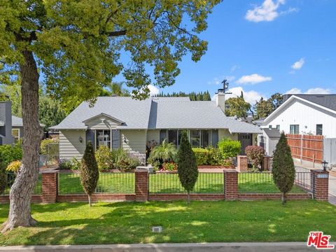 Location and Charm await you on a beautiful tree lined street in one of Sherman Oaks most sought-after neighborhoods, Fashion Square. From the exterior the home looks very traditional yet welcomes you with a modern vibe on the interior. This charming...