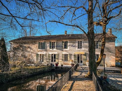 In a quiet and privileged environment, this old mill will seduce you with the quality of its renovation, surrounded by canals and meadow on more than 4 hectares. On the ground floor, the building offers a large kitchen, an L-shaped living room with d...