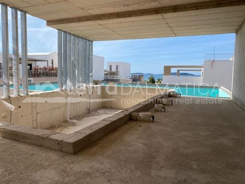 Two-bedroom apartment for sale, located in a building with a swimming pool. The apartment is only 200 m from the sea and has one parking space. It consists of an entrance area that leads to two bedrooms, 13 m2 and 7 m2 in size, and a bathroom. Next i...