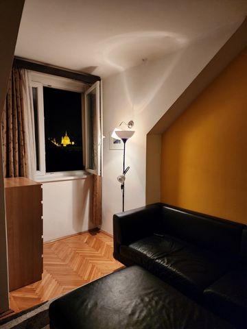 A cozy, two-room, 62sqm apartment is available immediately in the centre of Buda, 2nd district, near Széll Kálmán tér. The flat has a large bedroom and living room, a fully equipped kitchen with dishwasher, bathroom and separate toilet, 1.000 Mbit/s ...