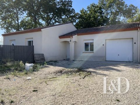 I offer for sale a charming detached house located in a residential development, quiet and peaceful, close to local shops. This house, with a living area of 95 m2, has a living room, open kitchen, 2 bedrooms, 1 office, a bathroom, a separate toilet, ...