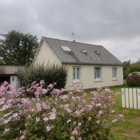 House of 80 m² on a plot of 580m². It has potential due to its proximity to shops and schools in the village. It consists of an entrance hall with separate toilet opening onto a kitchen and a living room with fireplace opening on the SOUTH TERRACE an...