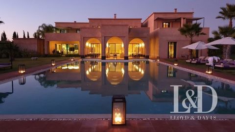 Prestigieuze residentie van verfijnde Arabisch-Andalusische architectuur met een adembenemend uitzicht op het Atlasgebergte. Deze woning met zijn exclusieve, weelderige en verfijnde interieur, biedt absoluut comfort op 1700m2 woonoppervlak. Grote ont...
