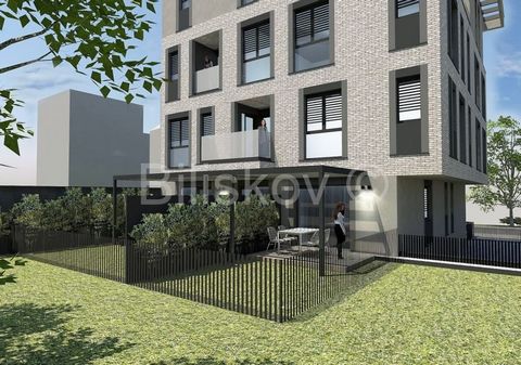www.biliskov.com  ID: 14258 Maksimir, Petrova - new building A luxurious three-room apartment with a total gross floor area of 83.97m2 on the ground floor of a building that will be completed in October 2024. The building has a total of six apartment...