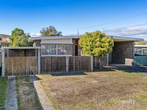 Retro 60s style galore on offer in this 3 bedroom family home situated conveniently in the heart of Howrah. Streetside the property is very private with two carports, one over 3.5m in height, perfect for a caravan or boat and 60s feature brickwork en...