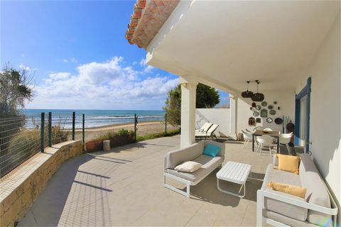 Located in Estepona. A lovely first line beachfront property for large families. The property is decorated in a Moroccan style, very warm and comfortable with a total of four bedrooms on four levels with a maximum capacity for eight guests. The house...