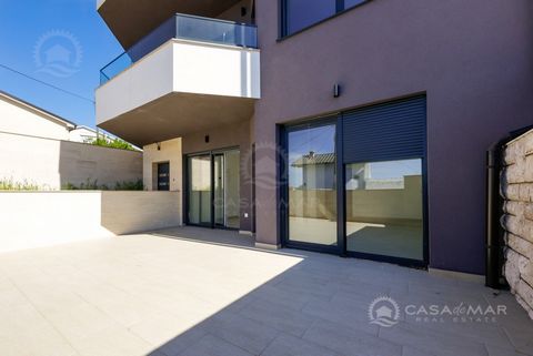 A modernly designed apartment is for sale in Crikvenica on the ground floor of a newly built complex. The apartment, with a total living area of 71 m2, consists of a living room, kitchen, dining area, two bathrooms, and two bedrooms. From the living ...