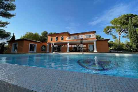 Holiday rental in Provence in Ventabren. 15 minutes from Aix en Provence, come and discover this beautiful, quiet house with swimming pool in a residential area. On the ground floor, large living room of 60 m² with large bay windows, equipped kitchen...