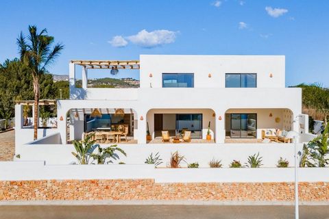 Discover your ideal home in Moraira with this move-in-ready villa, perfectly embodying the Ibiza style. Practical and stylish, this residence offers a comfortable living experience with spacious rooms, a fully equipped American kitchen, and captivati...