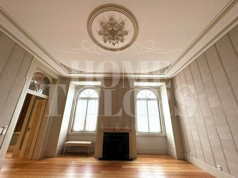 High standard 4 bedroom duplex flat, with 212 m2, located in Chiado, one of the most emblematic and traditional neighbourhoods in the city of Lisbon. Both the property and the building were remodelled in 2017, with fine contemporary finishes, maintai...