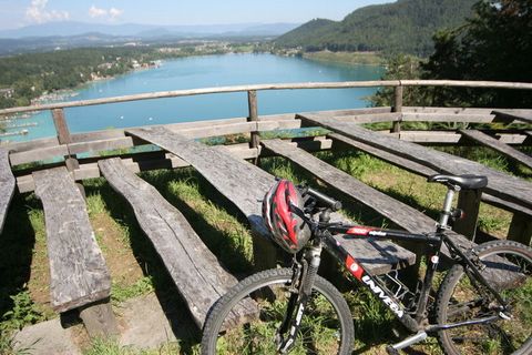 Questo chalet in legno si trova a 1.600 metri di altitudine al confine tra gli stati federali della Carinzia e della Stiria. Avrai questo chalet indipendente tutto per te e avrai persino la tua sauna! La struttura è molto confortevole. La socievole s...