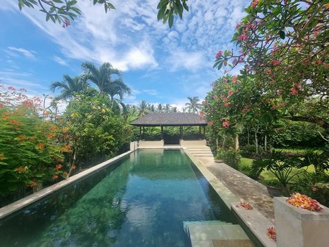 En friköpt oas på Balis vackra östkust med sina berömda svarta sandstränder och surfing i världsklass. Natur, lyx och klassisk stil möts i en tidlös symfoni av palmkantade marker och trädgårdar som omger denna villa i traditionell stil på Bali. Denna...