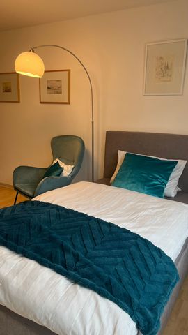 Welcome, in the city of Cologne in the Friesenviertel. We furnished the apartment exactly the way we would like it to be when we travel somewhere in Germany for work. Come in and feel comfortable. 1.5 room apartment: 1 living room and bedroom, 1 smal...