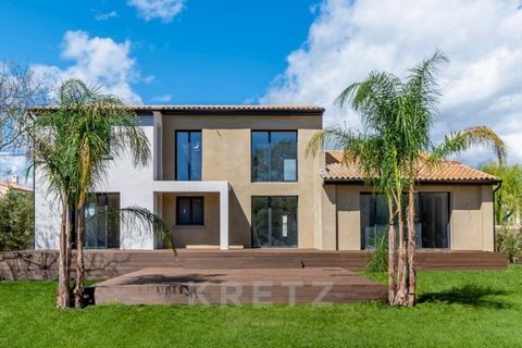 Close to Mauguio, exceptional architect-renovated villa with 217m2 of living space, 8x4m pool and outbuildings on over 1800m2 of unoverlooked land. 5 bedrooms including 2 full suites on ground floor, 3 bathrooms, laundry room, checkroom, open-plan fi...