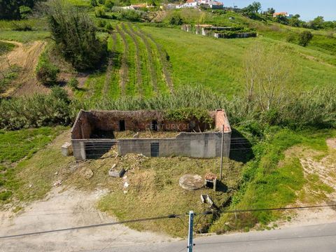 Warehouse for refurbishment in Ribeira do Marete, Vimeiro. With a construction area of 194.5m² and a land area of 524m², boasting excellent sun exposure and pleasant countryside views. A space with numerous possibilities and remodeling potential. Loc...
