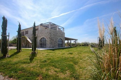 De Villa Katarina di Maladel is aantrekkelijk voor bezoekers vanwege haar Istrische authenticiteit, stenen huizen en stadsvilla's, omringd door mediterraan groen.