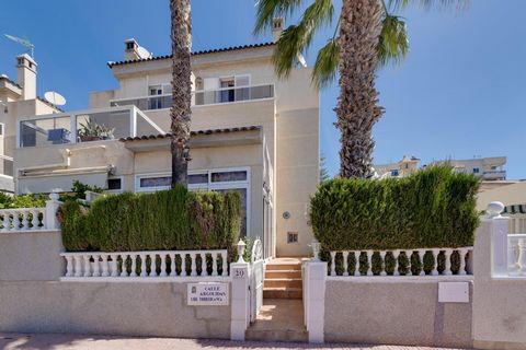 Charming terraced house with Community Pool, South-Facing Orientation, and More! ~~Welcome to your own piece of paradise in Torrevieja, where every day feels like a holiday! This delightful property, boasting a south-facing orientation, offers an ide...