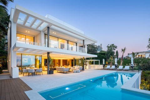 Vi presenterar Villa Ellen, en modern oas i La Quinta med fantastisk havsutsikt. Vidsträckta terrasser för uteservering och en privat infinitypool sätter scenen för sommaravkoppling. Lummig landskapsarkitektur omger fastigheten och skapar en lugn atm...