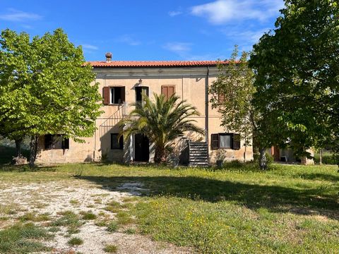 Elegantie en geschiedenis voor deze periode boerderij, uit het einde van de 19e eeuw, rijk aan geschiedenis en omgeven door een betoverende tuin, op een steenworp afstand van het hart van Civitaquana, in de provincie Pescara. Gelegen in het hart van ...